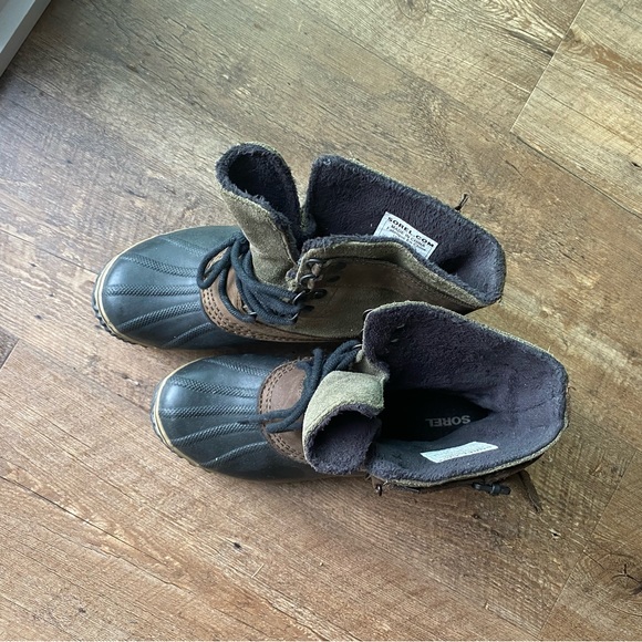 Sorel boots - Picture 2 of 10